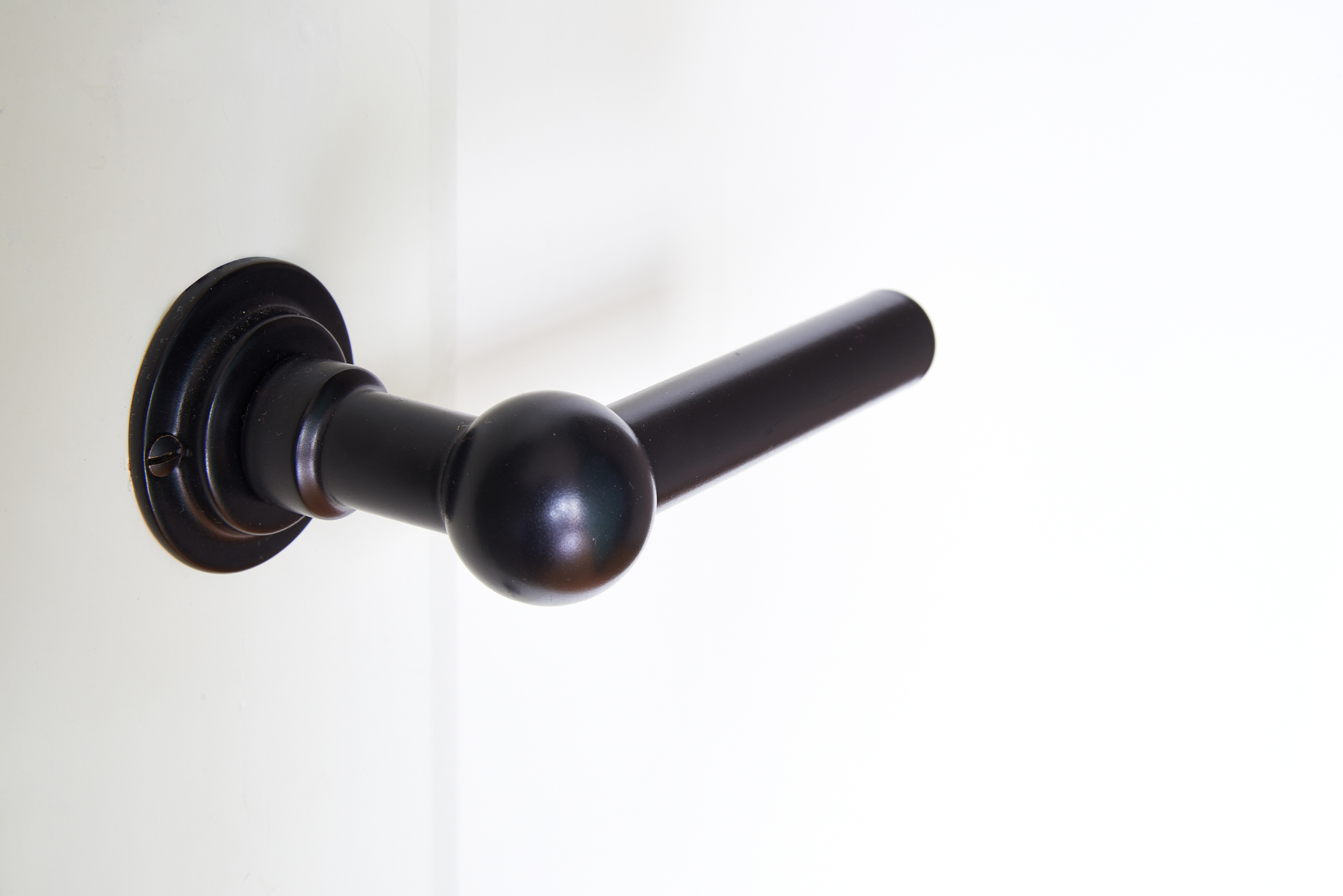 Klamka wewnętrzna – funkcjonalny detal, który wpływa na komfort domu